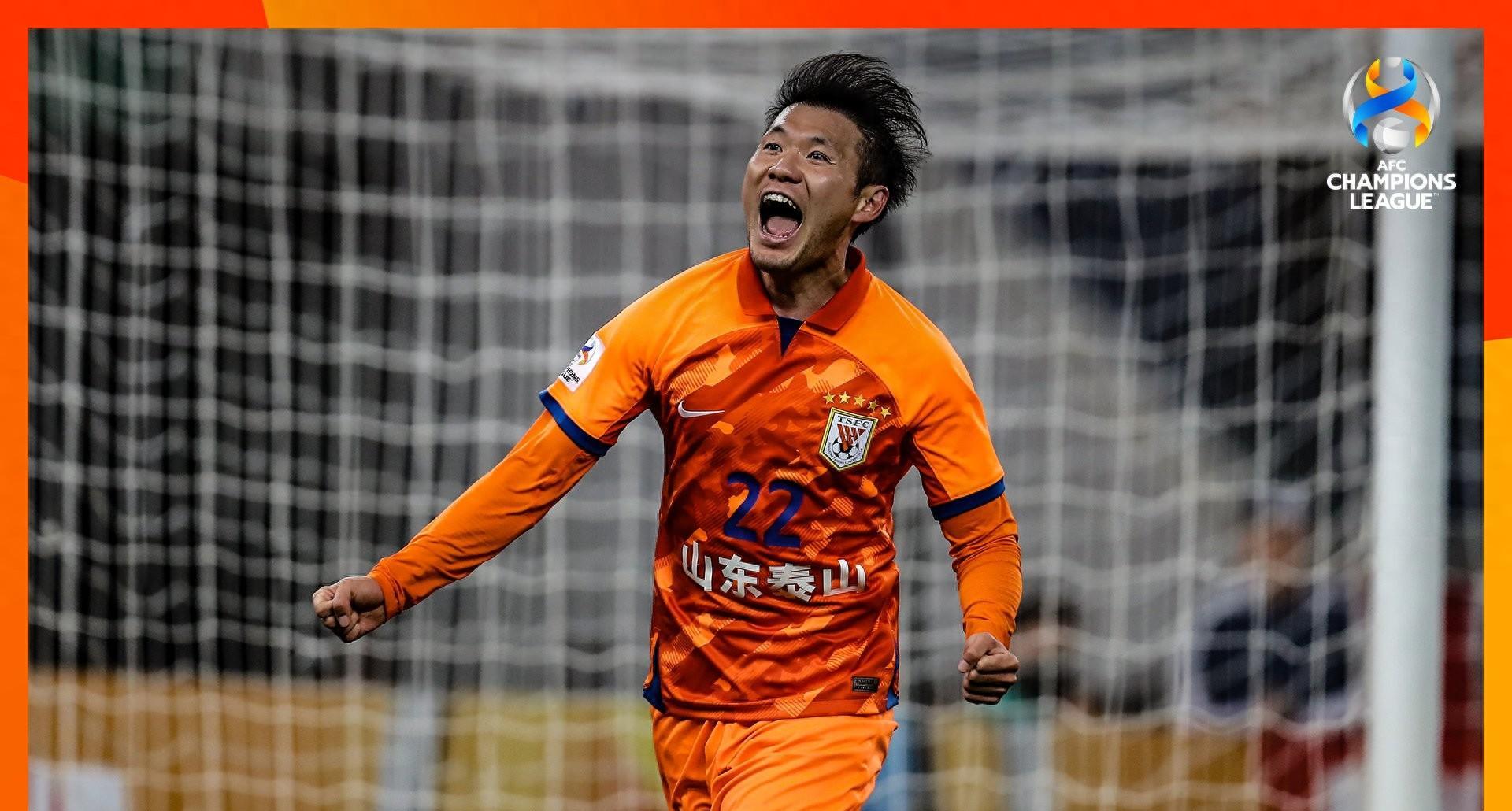 东亚足球赛事激烈角逐，球员全力拼搏的简单介绍