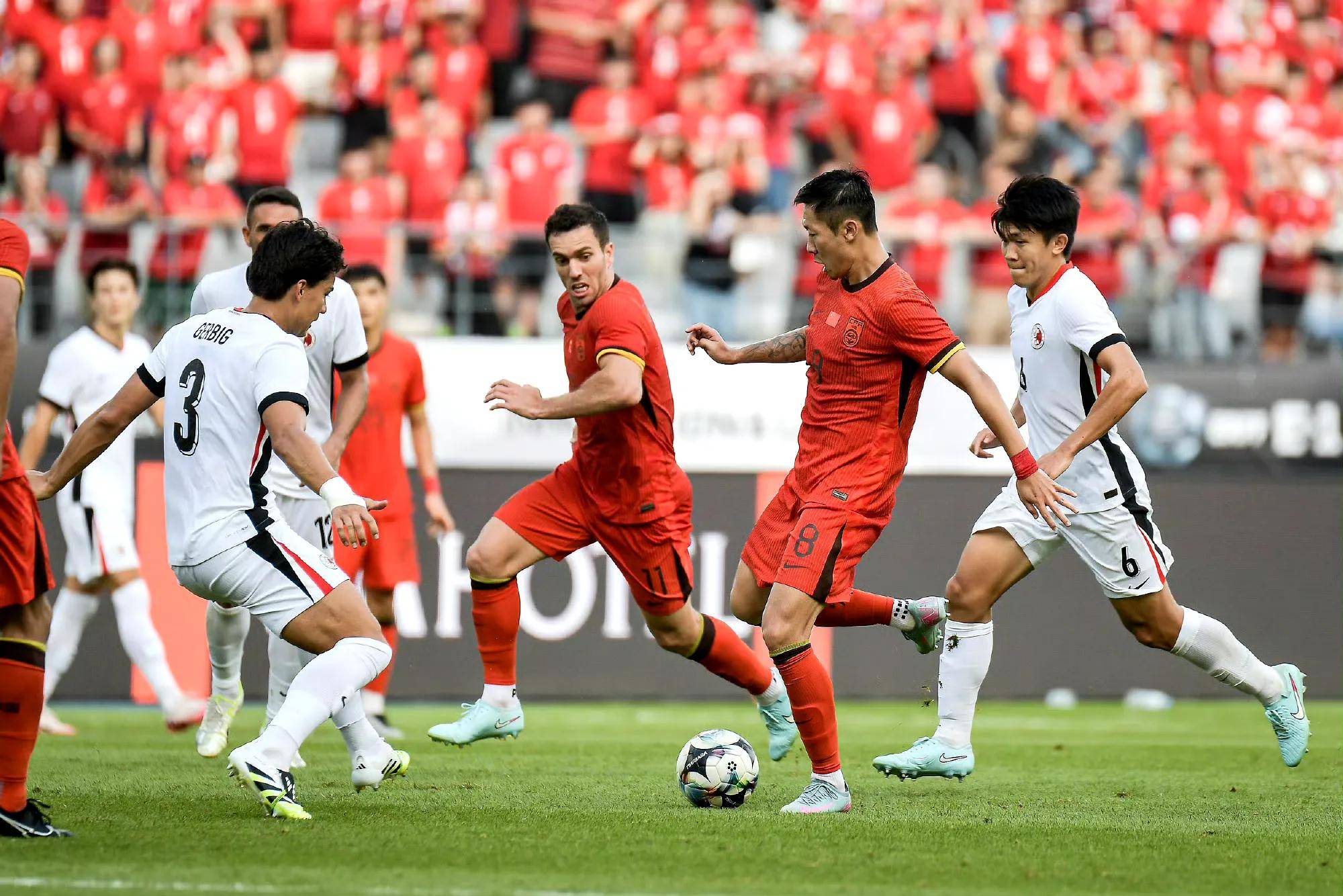 东亚足球赛事激烈角逐，球员全力拼搏的简单介绍