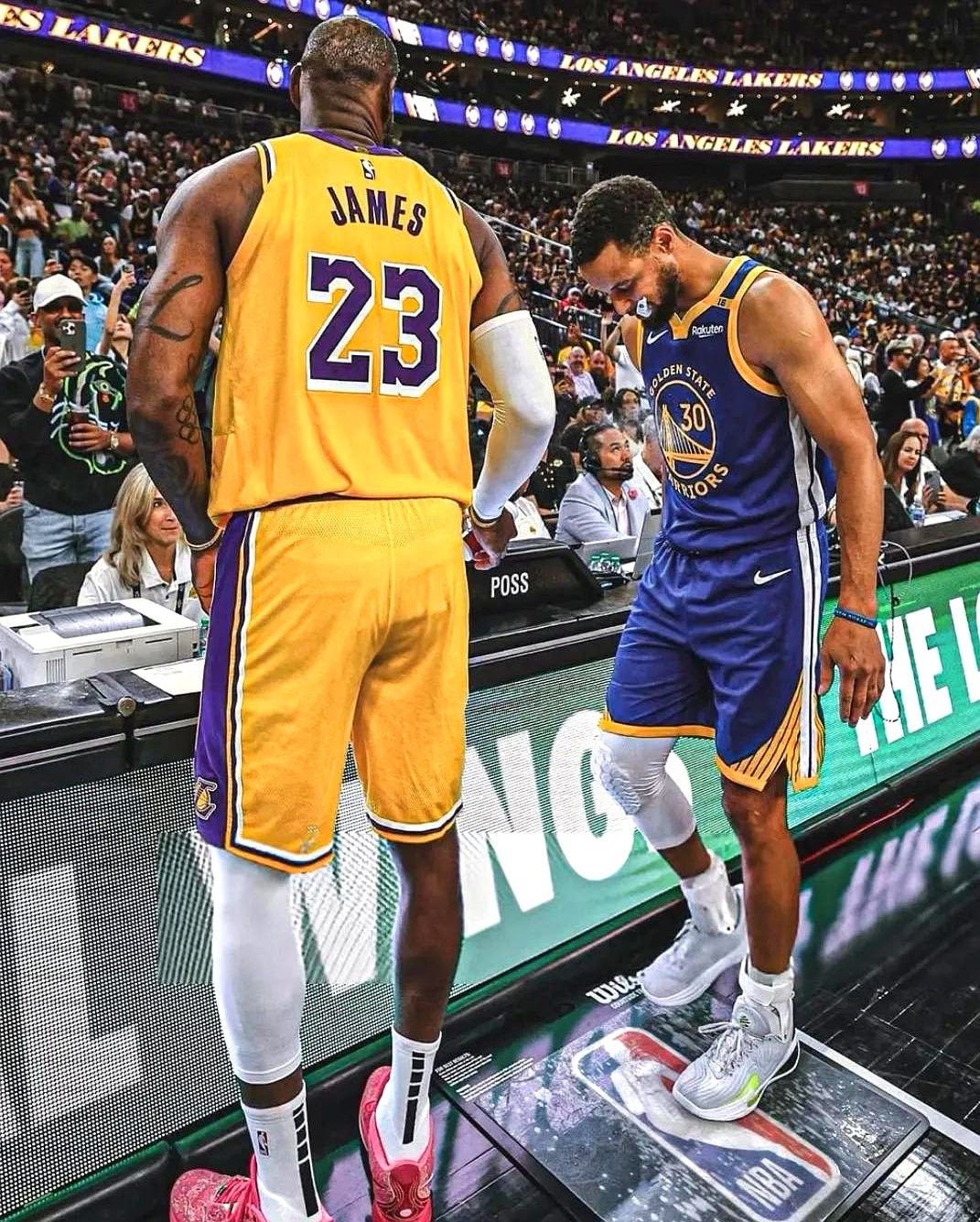 洛城双雄对决，湖人力克快船夺胜的简单介绍