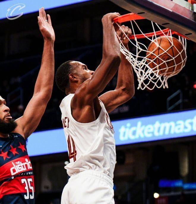 关于太阳险胜山东队，米切尔统治全场的信息